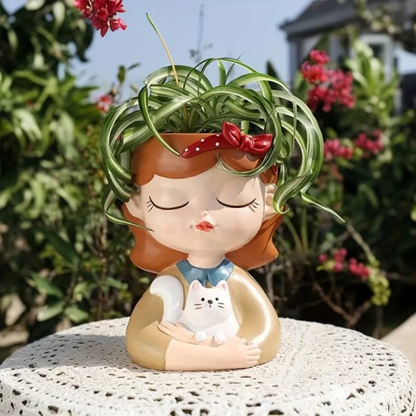 Cvetlični lonček VILA Z MUCKO V NAROČJU