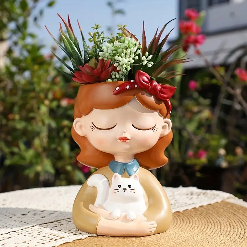 Cvetlični lonček VILA Z MUCKO V NAROČJU