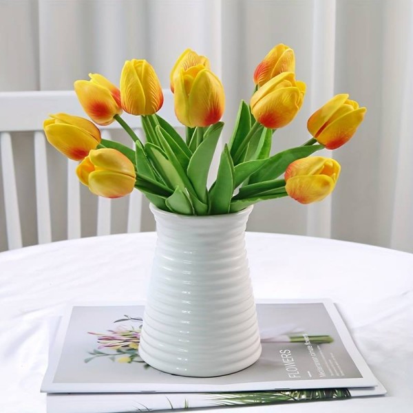 Umetni tulipan v naravnem videzu, oranžno-rumene barve