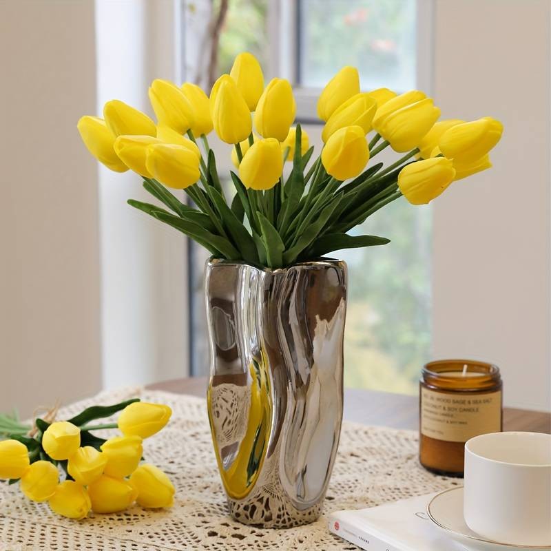 Umetni tulipan v naravnem videzu, rumene barve